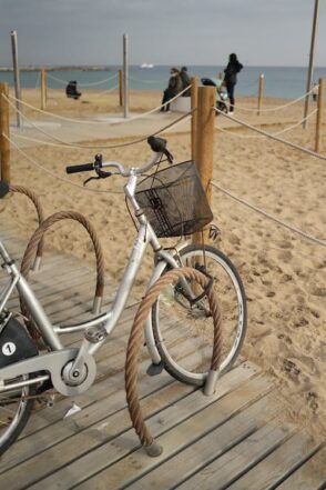 alquiler de bicis en valencia -bicicleta en la playa de Valencia