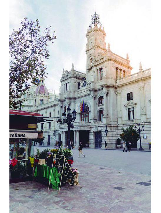 Visit Plaza del Ayuntamiento in Valencia by bike