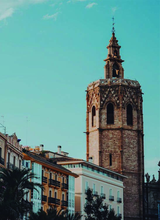 Visit La Plaza de la Reina in Valencia by bike