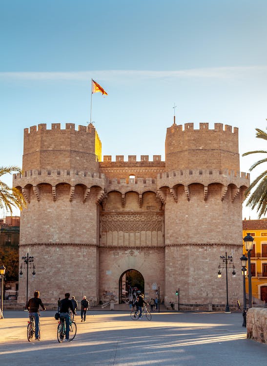 Visit the Torres de Serranos in Valencia by bike