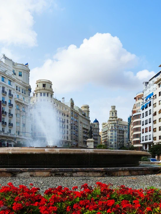 Visit la Plaza del Ayuntamiento in Valencia by bike