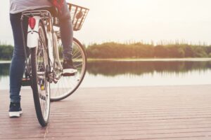 descubrir el puerto valencia en bicicleta-paseo-medio cuerpo hombre en bici