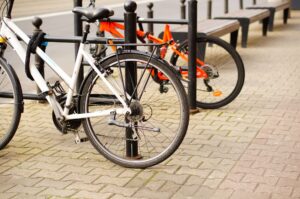 alquila tu bicicleta en valencia - bicis aparcadas