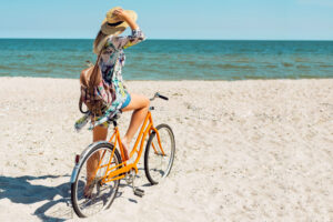 alquiler de bicis en valencia - chica sombrero y playa