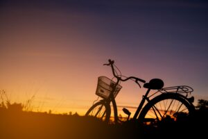 rutas en bicicletas en playa de valencia-atardecer