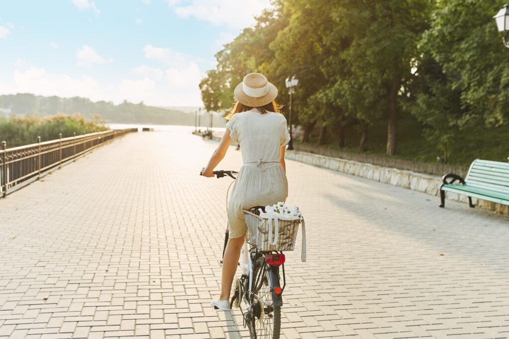 rutas en bicicletas en playa de valencia-chica gorro