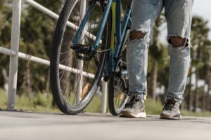 alquilar bicicletas en Valencia- chico y bici