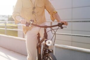 alquilar bicicletas en Valencia-camisa beige