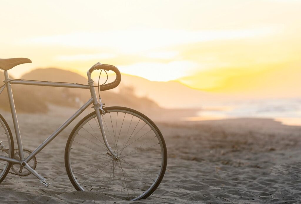 ruta en bicicleta en la Malvarrosa-bici en la playa